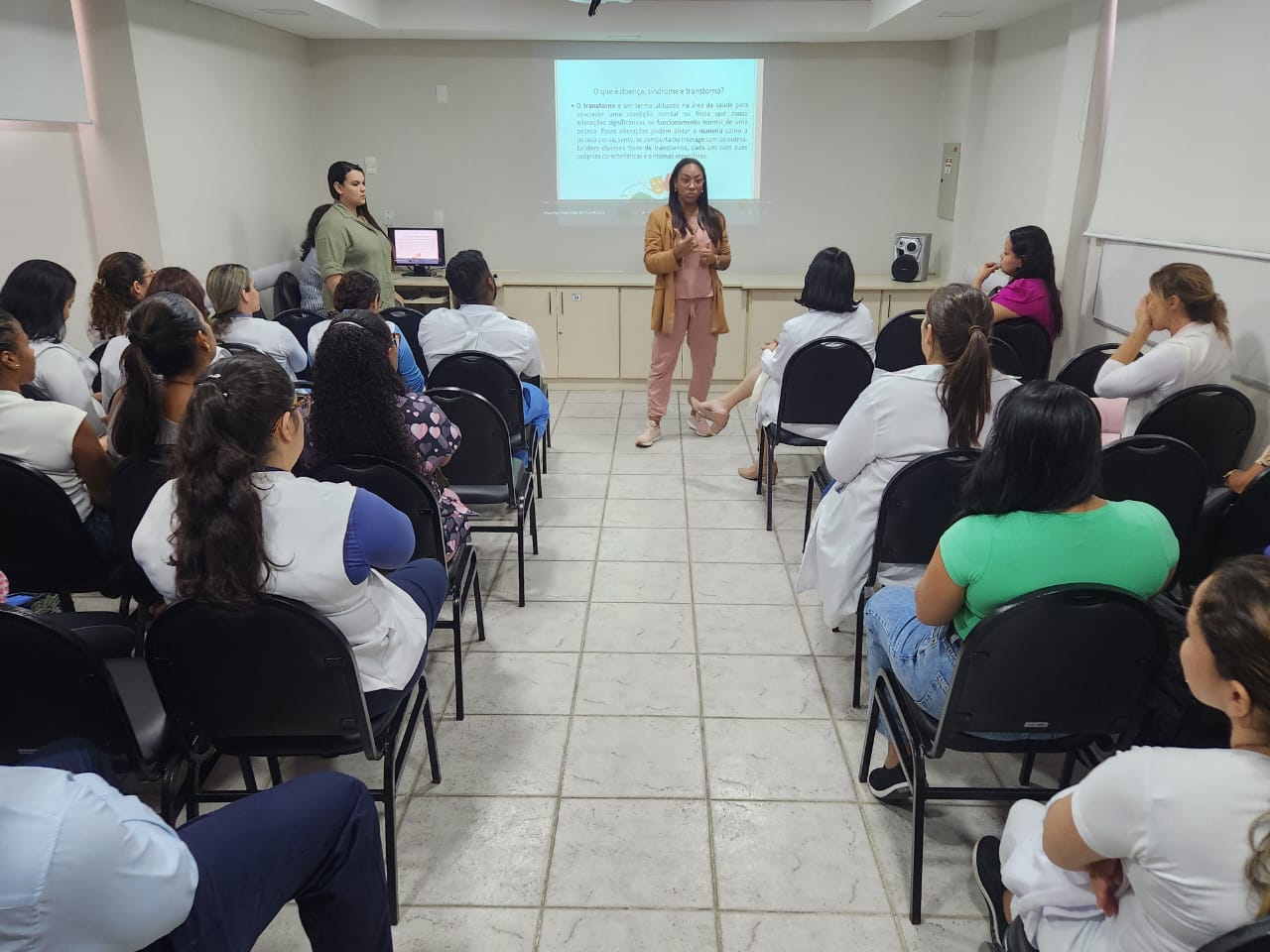 Palestra amplia conhecimento sobre acolhimento a neurodivergentes